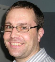 Tormod Anmarkrud byr på underfundige kåserier og spennende innslag i Fredagskveld