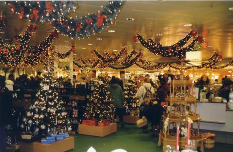Kjøpesenteret Karstadt i Bremen pyntet til jul