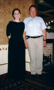 Terje Brandt er festkledt - og som vanlig sammen med pene tyske damer..