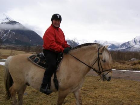 Programleder Terje Brandt til hest