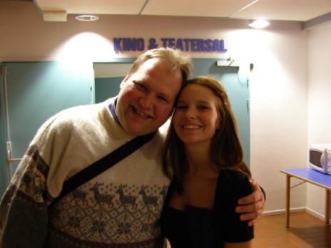 Programlederen hilser på Marit Larsen under konsert i Meløy