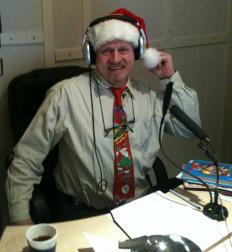 Jan-Eirik Jacobsen med nisselue og juleslips i Førjulskveld