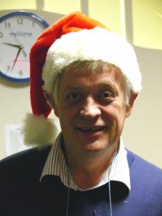 Finn Arne Steffensen kler da vitterlig nisselua..